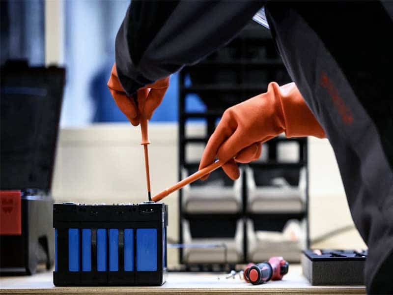 تعویض باتری قدیمی و فرسوده در امداد باطری یاسوج